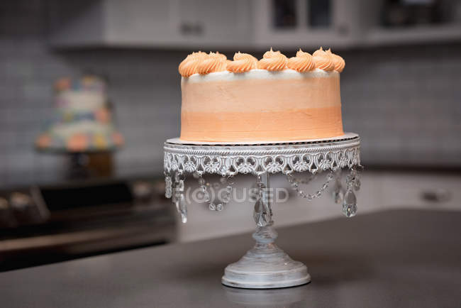 Крупним планом декоративний торт в пекарні — стокове фото