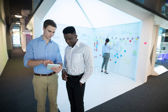 Männliche Führungskräfte nutzen digitales Tablet im futuristischen Büro — Stockfoto