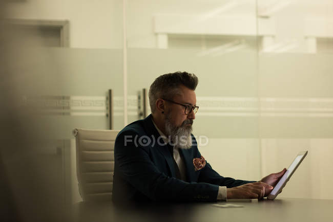 Executivo de negócios usando tablet digital no escritório — Fotografia de Stock