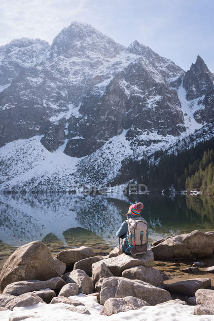 Задній вид жіночий мандрівного, дивлячись на снігу capped гори — стокове фото