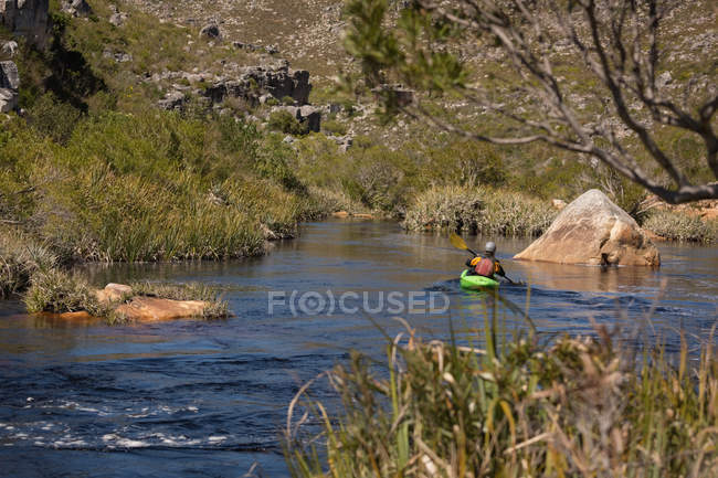 Жінка на байдарці в річці, вид ззаду . — стокове фото