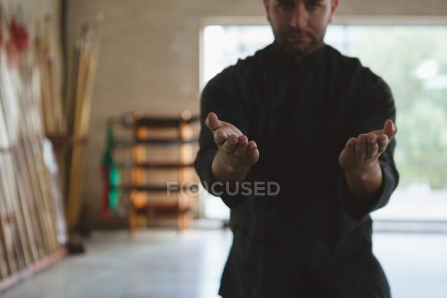 Homem praticando kung fu no estúdio de fitness . — Fotografia de Stock