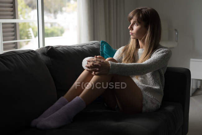 Mulher atenciosa relaxante na sala de estar em casa — Fotografia de Stock