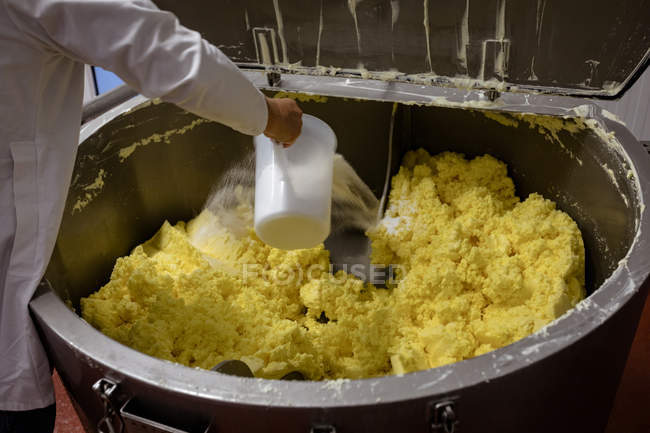 Sezione media del lavoratore che mescola l'acqua in pastella in fabbrica — Foto stock