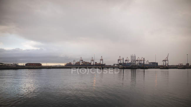 Вантажні кораблі, причалені на доках у сутінках — стокове фото