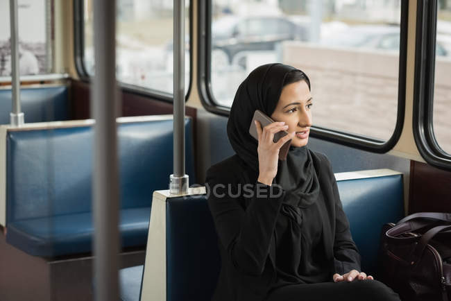 Молодая женщина в хиджабе разговаривает по мобильному телефону — стоковое фото