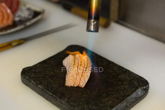 Meeresfrüchte werden in Küche mit Herd erhitzt — Stockfoto