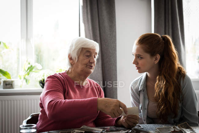 Бабуся і дочка взаємодіють один з одним вдома — стокове фото