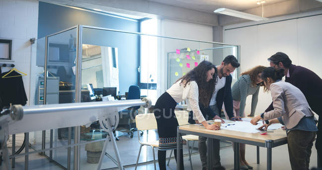 Бизнес-руководители обсуждают проект в современном офисе — стоковое фото