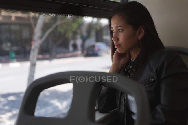 Menina adolescente pensativa viajando no ônibus — Fotografia de Stock