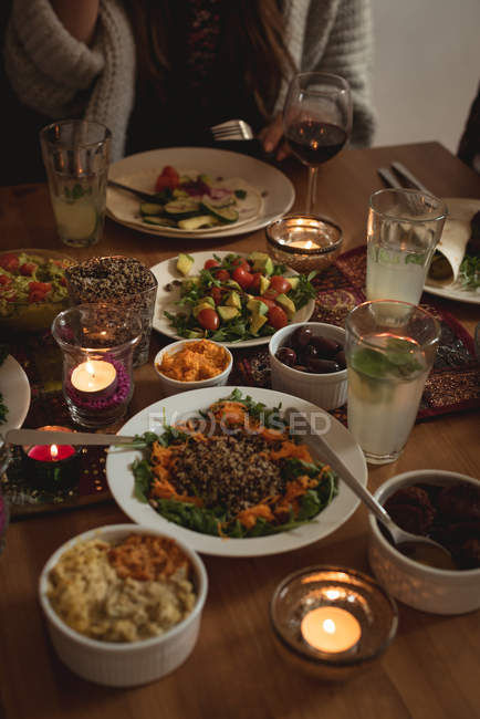 Mittelteil der Frau beim Essen am Tisch — Stockfoto