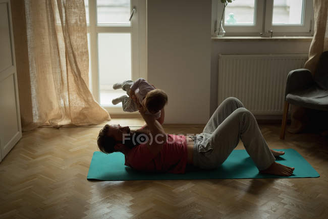 Pai e filho brincando juntos — Fotografia de Stock