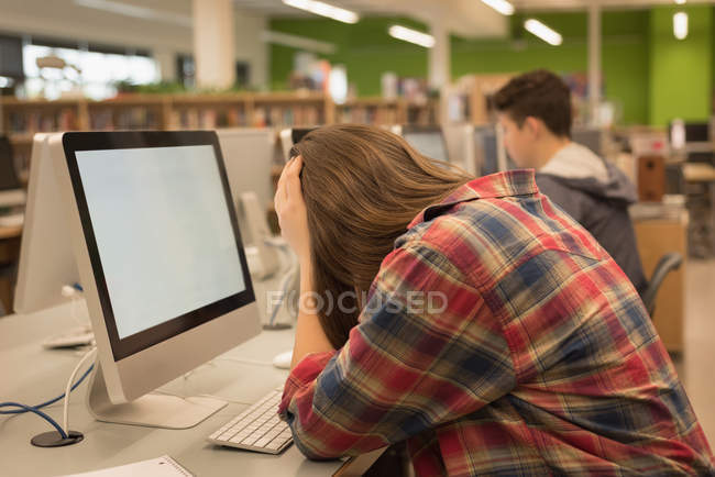 Cansado adolescente sentada em aula de informática na universidade — Fotografia de Stock
