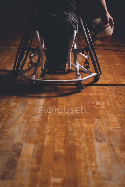 Sección baja del hombre discapacitado practicando baloncesto en la cancha - foto de stock