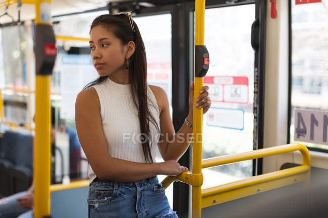Ragazza adolescente premurosa che viaggia in autobus — Foto stock