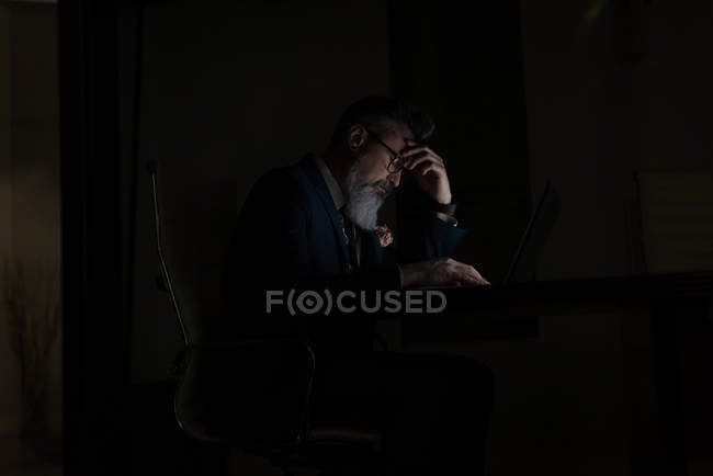 Керівник бізнесу, використовуючи ноутбук в офісі — стокове фото