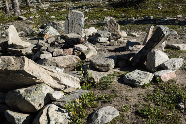 Vue panoramique de morceaux de roche par une journée ensoleillée — Photo de stock