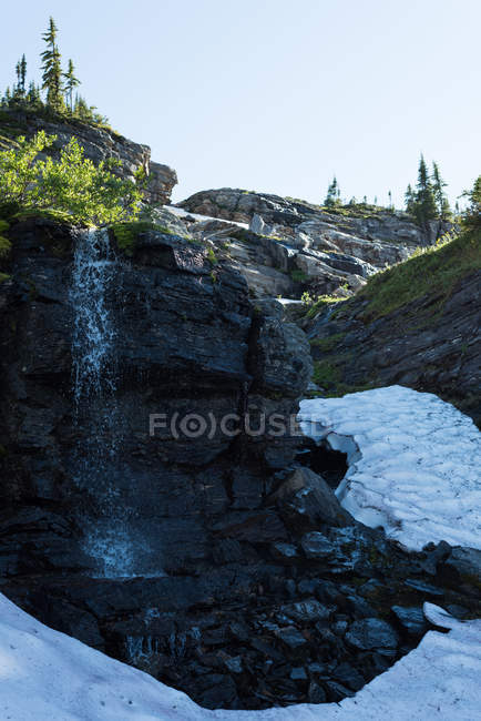 Gefrorener Gletscher am Felsenberg bei sonnigem Tag — Stockfoto