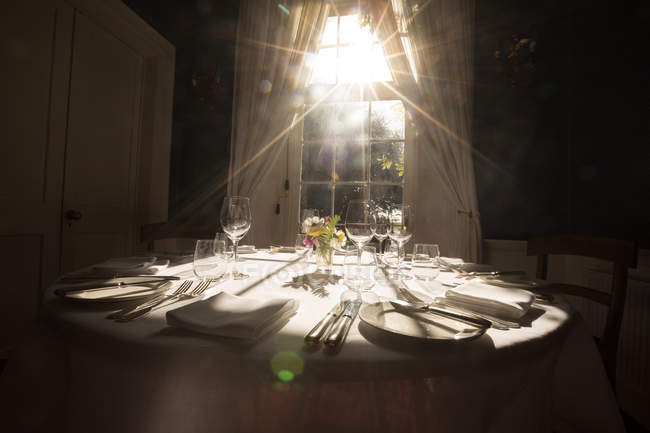 Накрытие стола для свадебного торжества в светлой комнате — стоковое фото