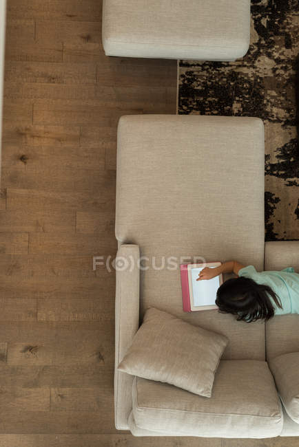Вид зверху на дівчину, використовуючи цифровий планшет у вітальні вдома — стокове фото