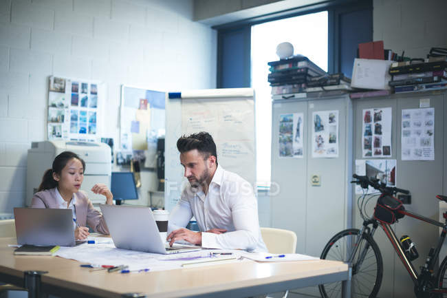 Führungskräfte arbeiten im modernen Büro am Laptop — Stockfoto