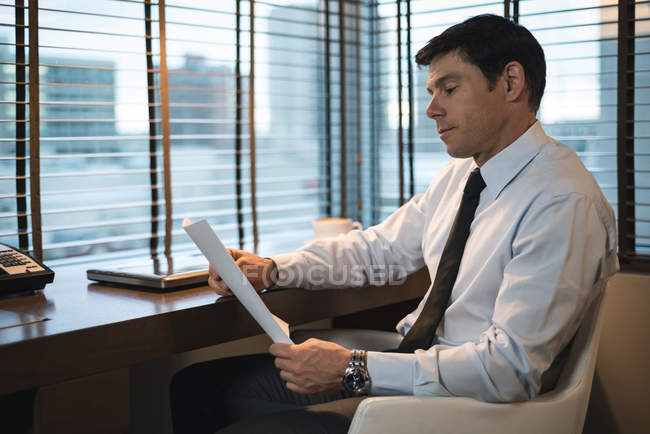 Бізнесмен перевіряє документи в офісній спальні — стокове фото
