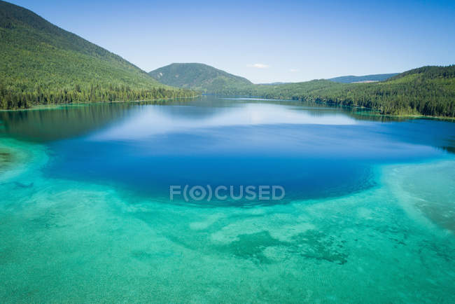 Turquoise water in the shallow banks along the coast line  on a sunny day — Stock Photo