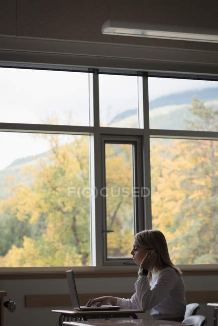 Девочка-подросток с ноутбуком в классе университета — стоковое фото