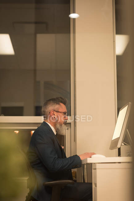 Business executives working on computer in office — Stock Photo