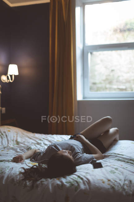 Mulher dormindo no quarto em casa — Fotografia de Stock