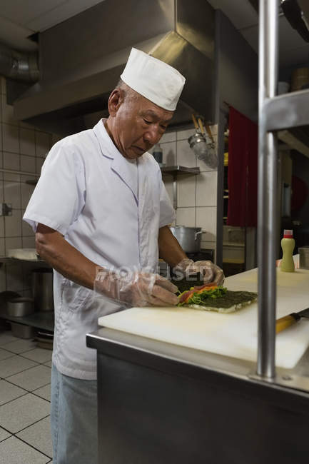 Старший кухар, приготування суші кухні в готелі — стокове фото