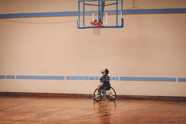 Behinderter praktiziert Basketball allein auf dem Platz — Stockfoto