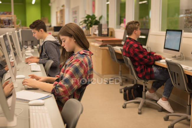 Студенти коледжу навчаються в комп'ютерному класі в університеті — стокове фото
