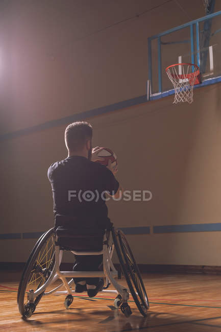 Visão traseira do homem com deficiência praticando basquete no tribunal — Fotografia de Stock