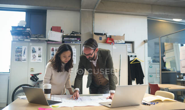 Führungskräfte diskutieren über Baupläne im modernen Büro — Stockfoto