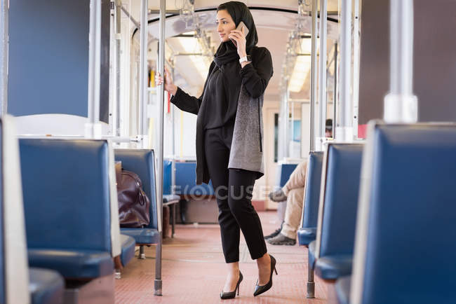 Jovem mulher no hijab falando no telefone celular — Fotografia de Stock