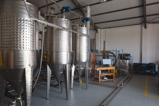 Weinbrennerei in der Gin-Fabrik — Stockfoto