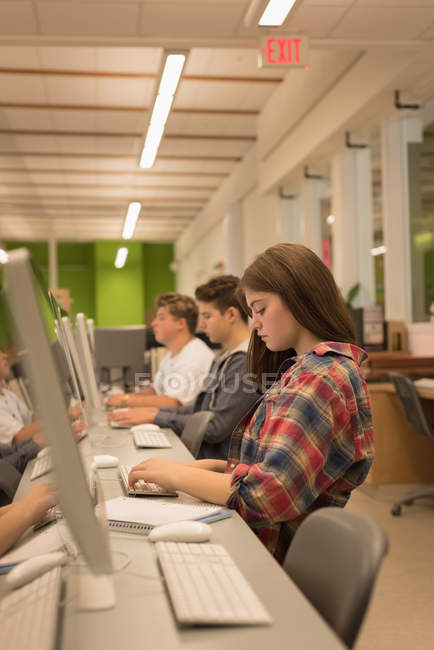 Étudiants de collège étudiant en salle de classe informatique à l'université — Photo de stock