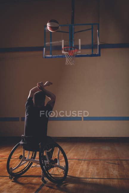 Вид сзади на инвалида, практикующего баскетбол на площадке — стоковое фото