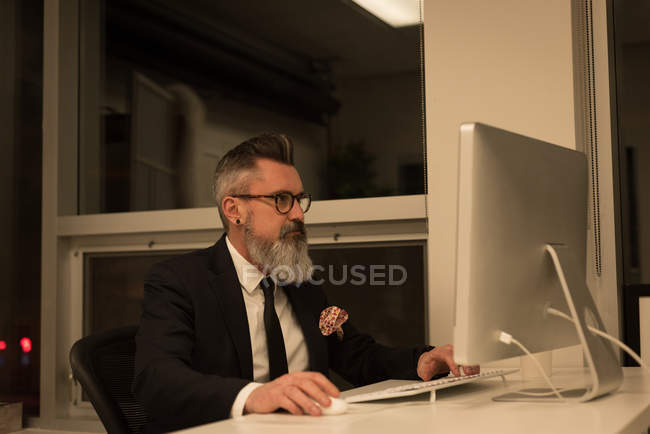 Dirigeants d'entreprise travaillant sur ordinateur au bureau — Photo de stock