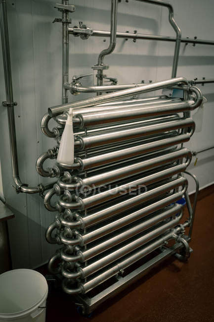 Pila de tubos de metal en la fábrica de alimentos - foto de stock