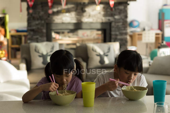 Очаровательные братья и сестры завтракают дома — стоковое фото