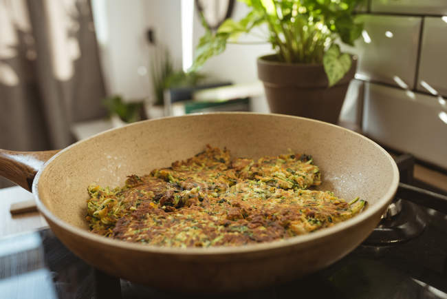 Nahaufnahme von Omelett gebraten in einer beschichteten Pfanne in der Küche — Stockfoto
