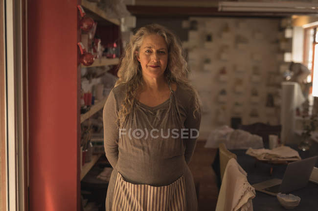Портрет женщины-гончара, стоящей дома — стоковое фото
