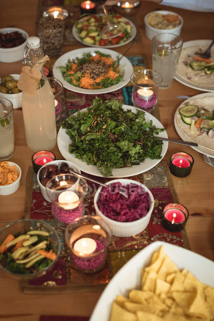 Vista close-up de variedade de alimentos servidos na mesa — Fotografia de Stock