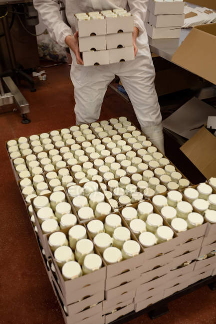 Seção média da garrafa de embalagem do trabalhador na fábrica de alimentos — Fotografia de Stock