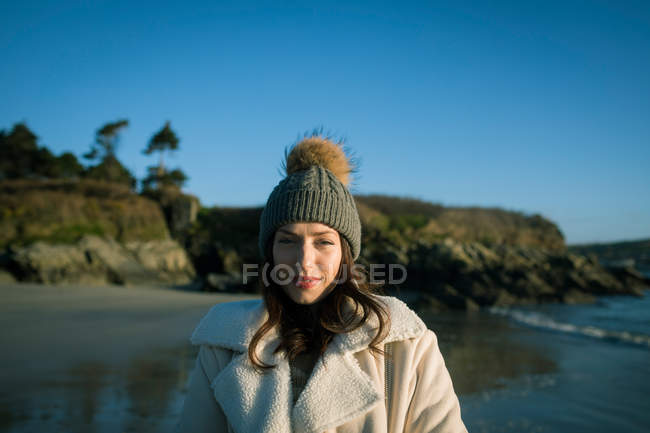 Ritratto di donna in piedi vicino al lungofiume . — Foto stock