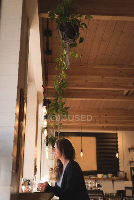 Nachdenkliche Frau beim Kaffee im Café — Stockfoto