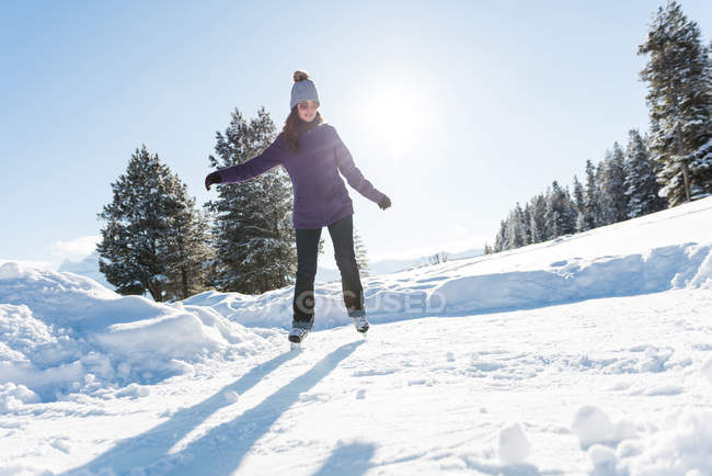 Mulher patinando na paisagem nevada durante o inverno . — Fotografia de Stock