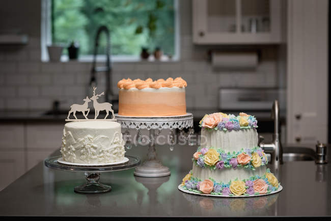 Close-up de vários bolo decorado na padaria — Fotografia de Stock